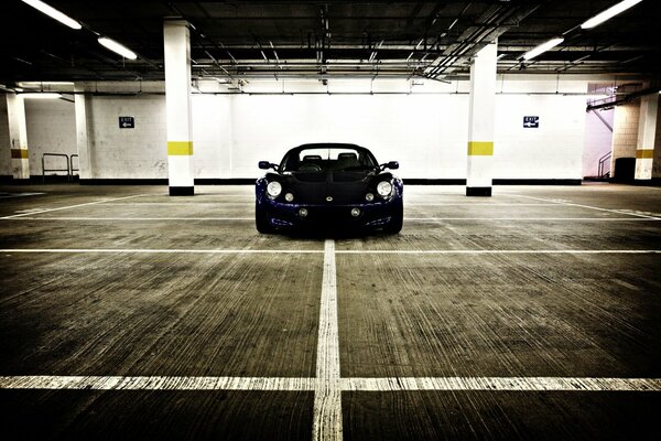 Lotus elise in der Tiefgarage