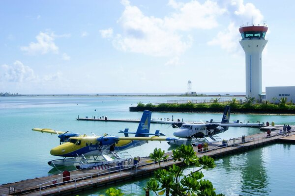 Gli aerei arrivano all aeroporto alle Maldive