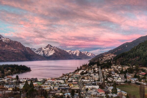 Die Stadt hat es hinter den Bergen hinter den Wäldern geschafft