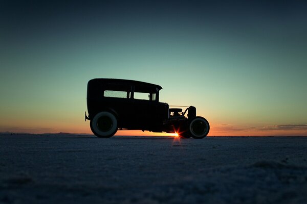 Al tramonto, un auto atomica in stile retrò