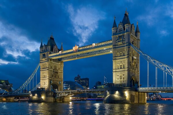 Puente de Londres sobre el río iluminando el agua