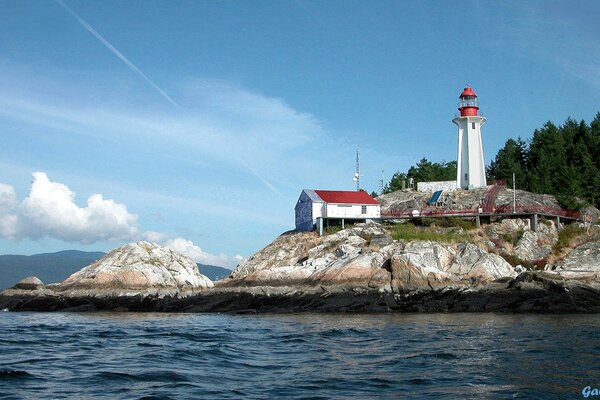 Ein Leuchtturm am Ufer des ruhigen Meeres