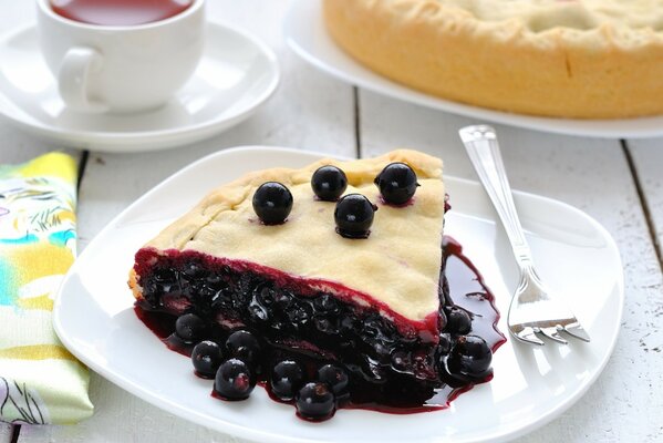 Dessert in the form of a pie with black currant