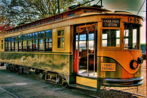 Zielony Retro tramwaj na torach