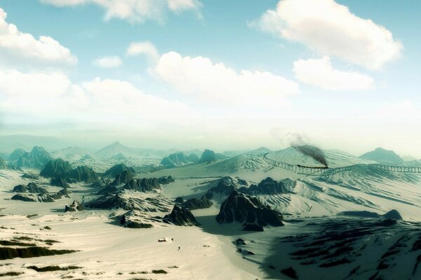 Cielo azul sobre las montañas de arena del desierto