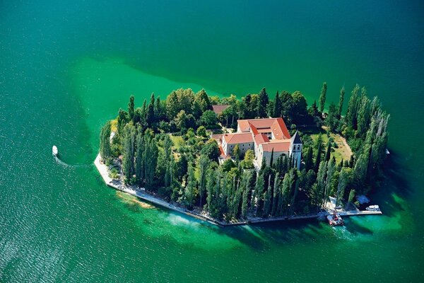 Eine Insel in Kroatien mitten im Meer