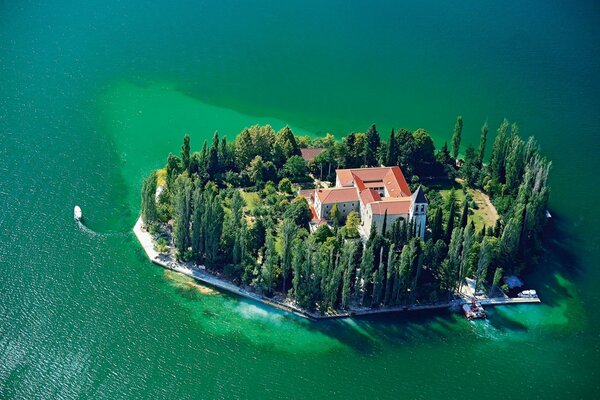 Un isola in Croazia in mezzo al mare