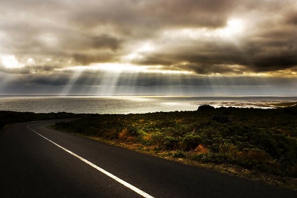 Rayos de luz cerca del mar