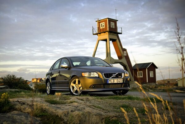 Ein Volvo S40 in einer ländlichen Landschaft