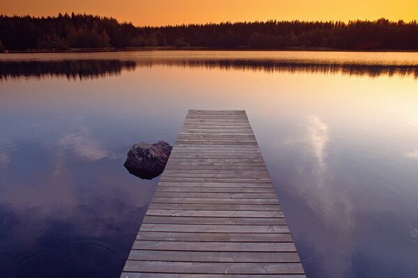 Schöne Natur am Abend am Wasser