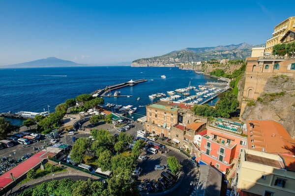 Case di città sulla costa vicino al mare con un bel cielo