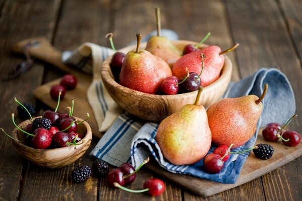 Les fruits et les baies sont appétissants dans des bols en bois