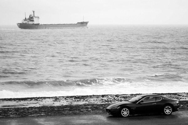 Photo d une Maserati noire sur la côte