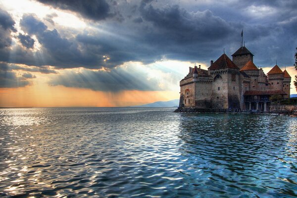 Schloss auf dem Karren der Bucht und den Wolken