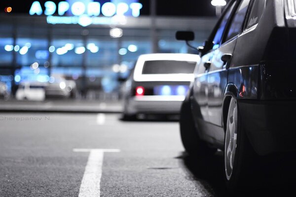 Vases clairs debout sur le parking de l aéroport