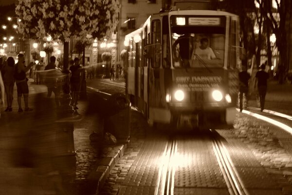 Przejazd tramwajem po wieczornym mieście