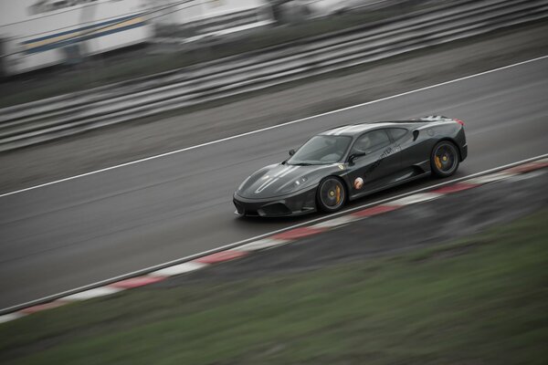 Фото череый ferrari f430 на авто треке