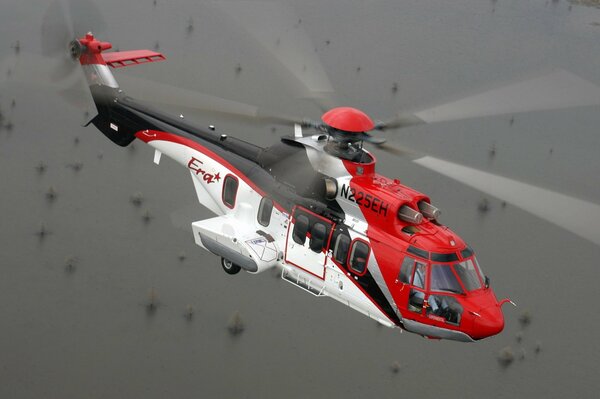 Helicóptero syregrimay ec-225 en todo su esplendor