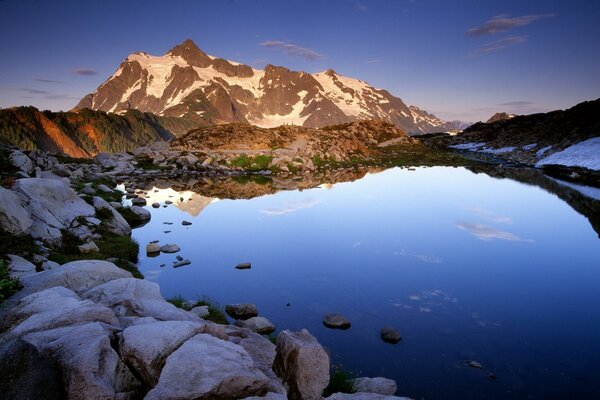 Lago azul en un anillo de piedras