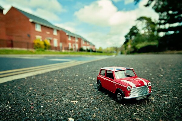 Photo de gros plan de mini voiture jouet rouge sur l asphalte