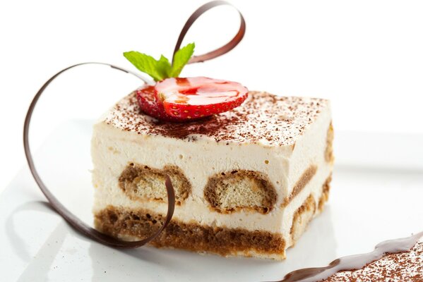 Tiramisu-Kuchen mit Erdbeercreme