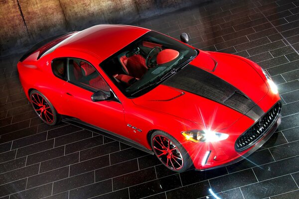 Maserati GranTurismo rosso con fascia nera sul cofano