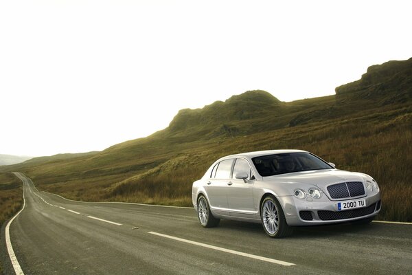 Bentley conduce a gran velocidad en la carretera