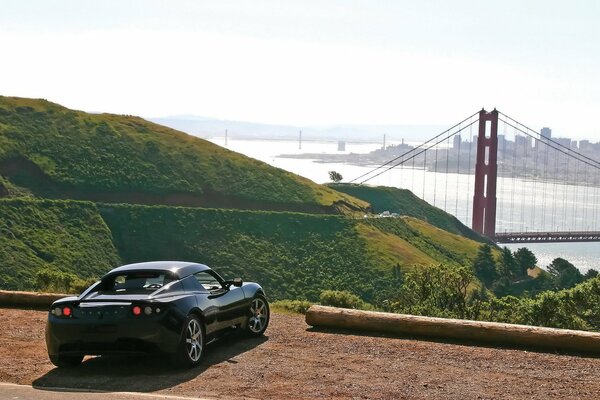 Auto sportiva sullo sfondo di un ponte di metallo