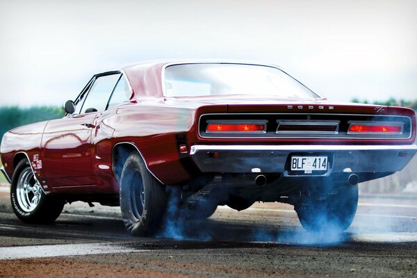 Voiture rouge gaz sur la route