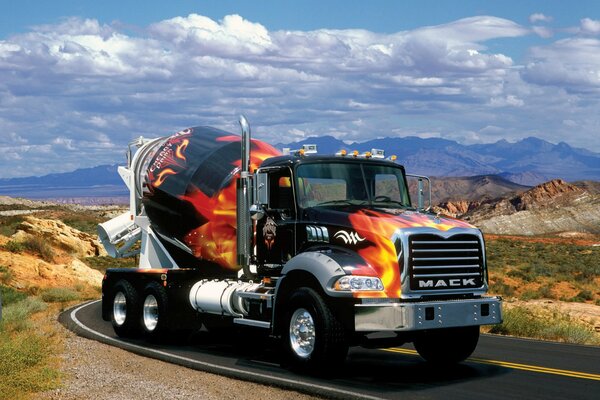 Camion de feu sur la route