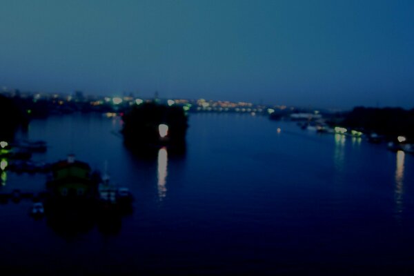 Volga nocturno en la ciudad de Samara