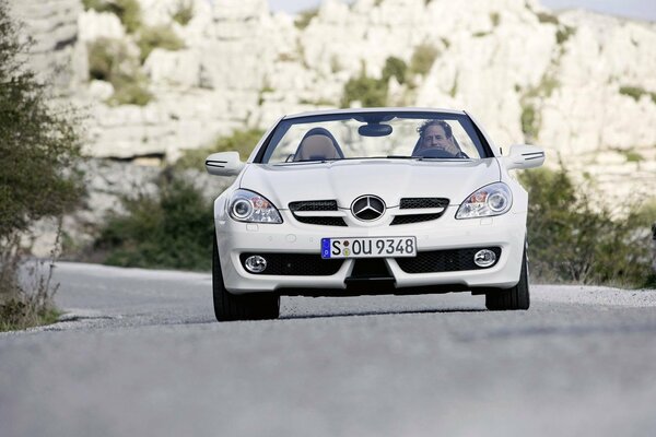 Voiture Mercedes sur la piste de la montagne