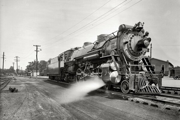 Locomotive à vapeur partant de la gare