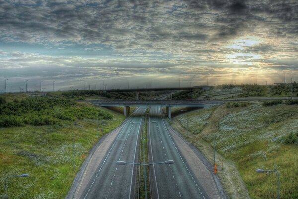 La strada vuota sotto il ponte è solo marcatura