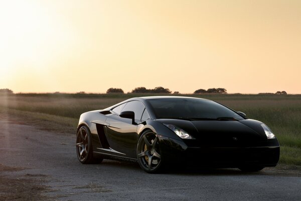 Lamborghini sur la route au soleil