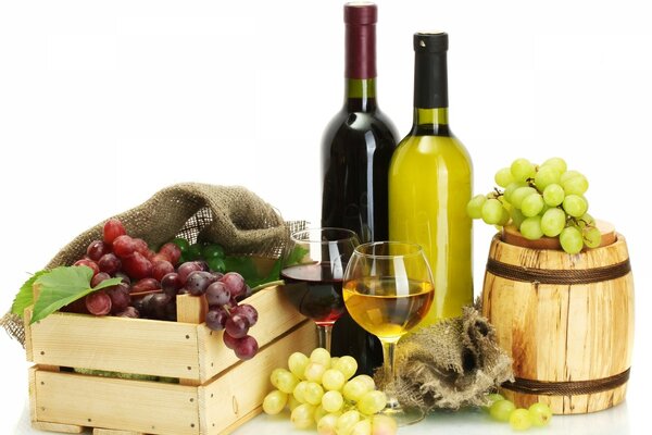 Deux bouteilles de vin, des verres, un fût et une boîte de raisins