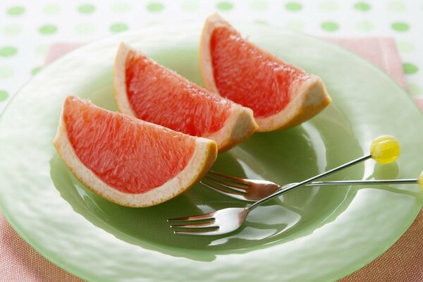 Grapefruit on a green plate