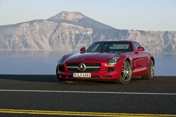 Roter Mercedes auf dem Hintergrund eines Bergsees