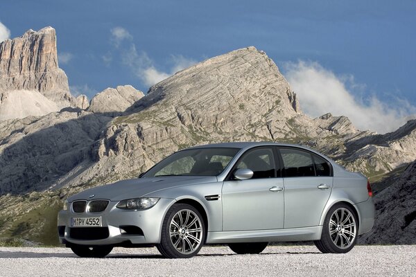 Silbergrauer BMW in einer Berglandschaft