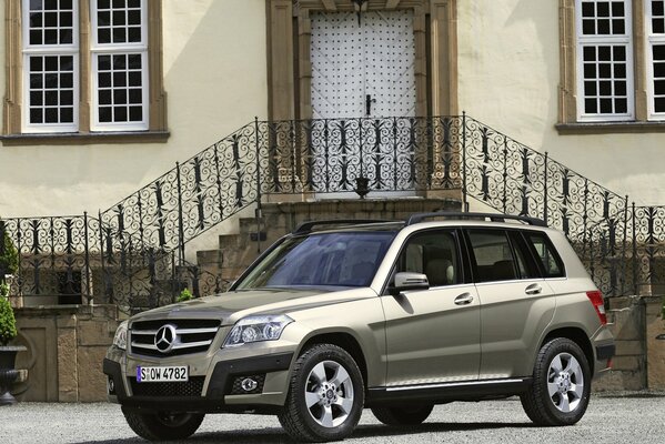 Maschine Mercedes benz glk320 cdi 4matic nahe dem Gebäude