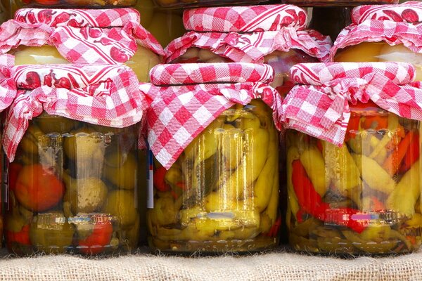 Foto di sottaceti della nonna in barattoli