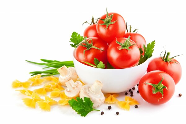 Tomates con verduras en un tazón blanco