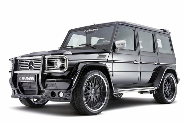 Czarny mercedes benz g55 na białym tle