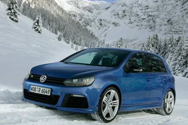 Blue golf in snow-covered mountainboard car