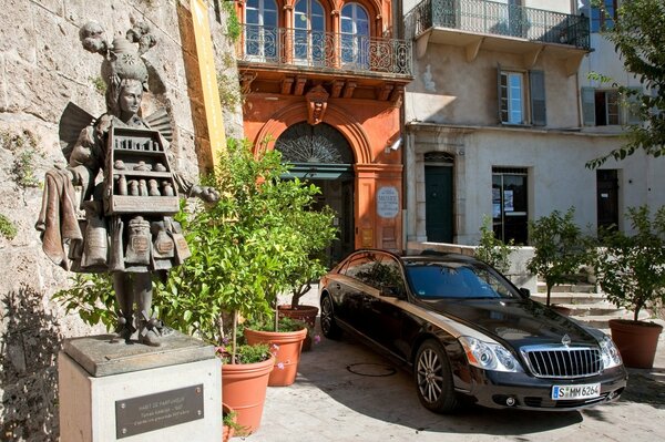 Schwarzer Maybach neben dem Denkmal für den Parfümeur in Frankreich