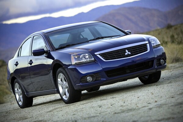 Mitsubishi Galant en la naturaleza, las ancianas también necesitan respirar aire fresco