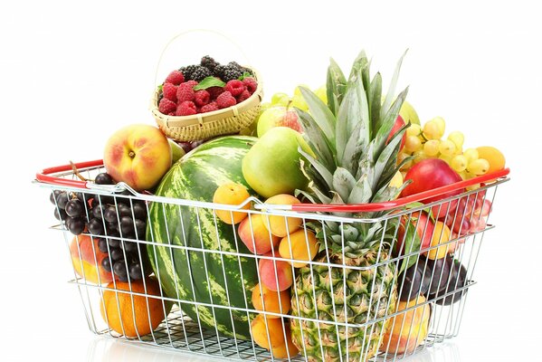 Panier d épicerie avec fruits et baies