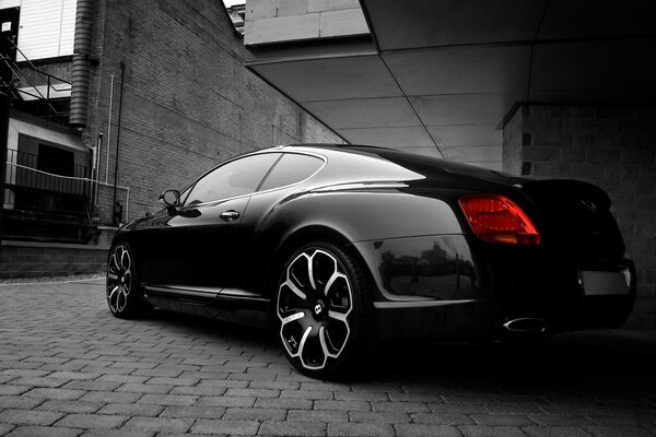 Black Bentley avmobile with beautiful wheels