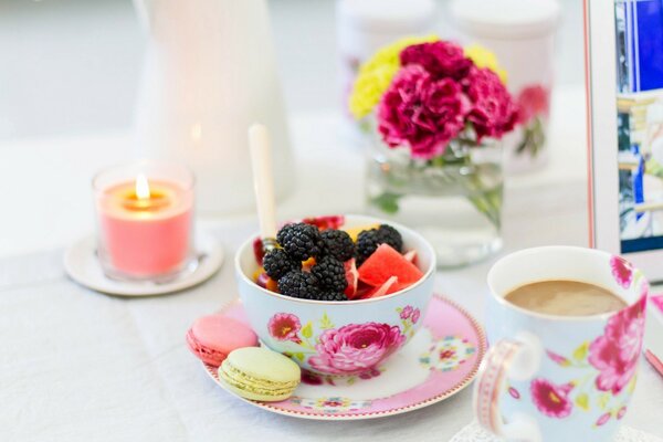 Dessert di frutta con biscotti colorati