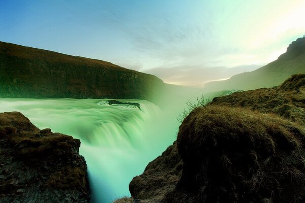 Cascata insolita in luce verde